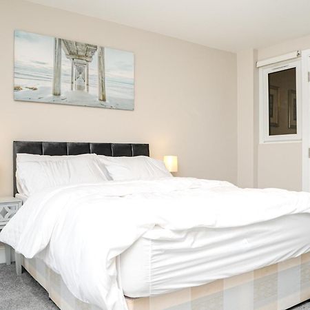 Luxury 5 Star Apartments, Parking, Garden, Near Metro Stations 10-15Mins To London Exterior photo