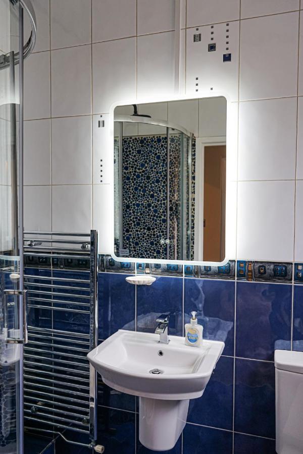 Luxury 5 Star Apartments, Parking, Garden, Near Metro Stations 10-15Mins To London Exterior photo