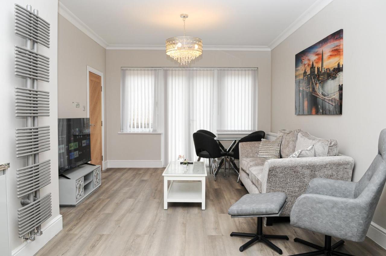 Luxury 5 Star Apartments, Parking, Garden, Near Metro Stations 10-15Mins To London Exterior photo