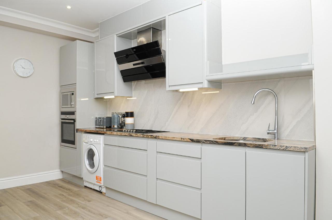 Luxury 5 Star Apartments, Parking, Garden, Near Metro Stations 10-15Mins To London Exterior photo