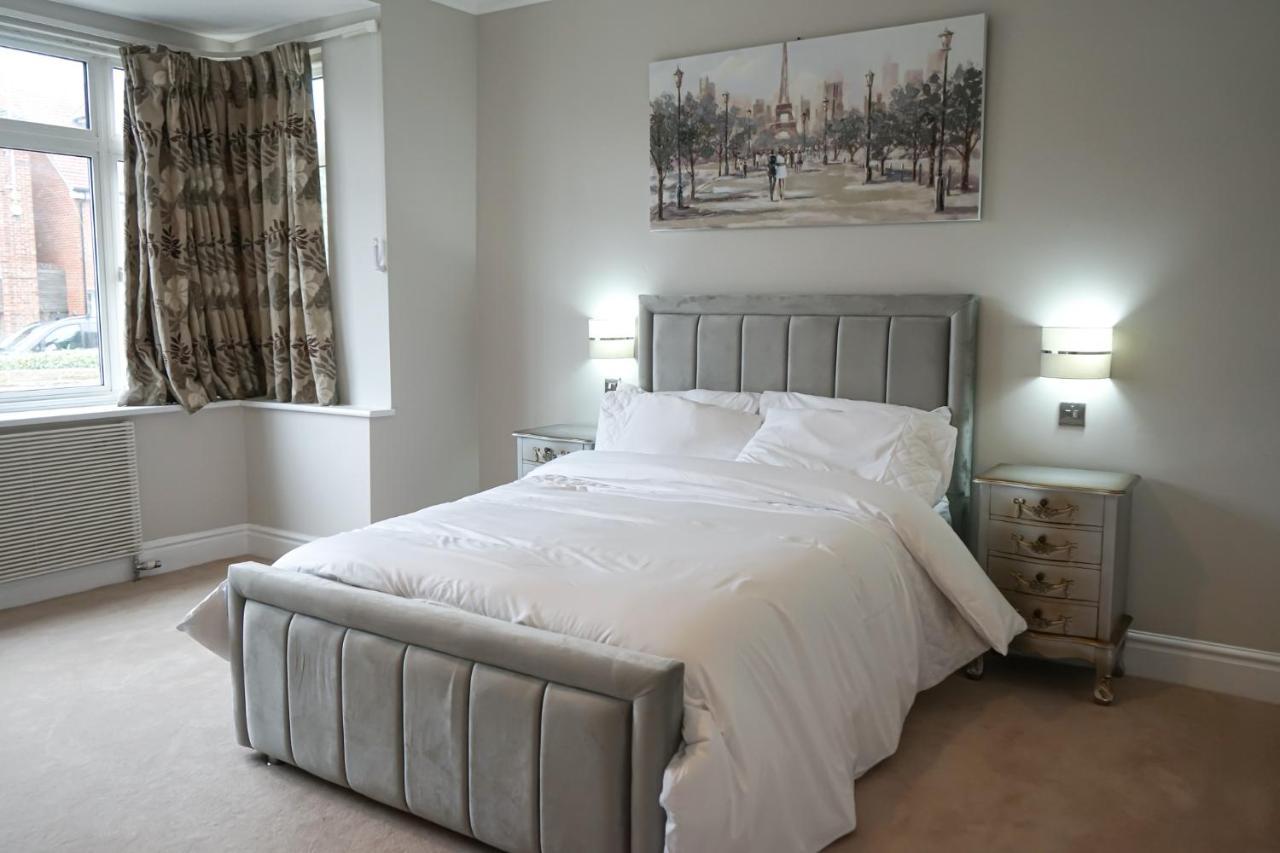Luxury 5 Star Apartments, Parking, Garden, Near Metro Stations 10-15Mins To London Exterior photo