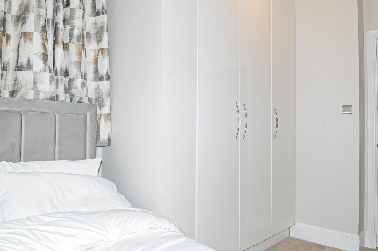 Luxury 5 Star Apartments, Parking, Garden, Near Metro Stations 10-15Mins To London Exterior photo
