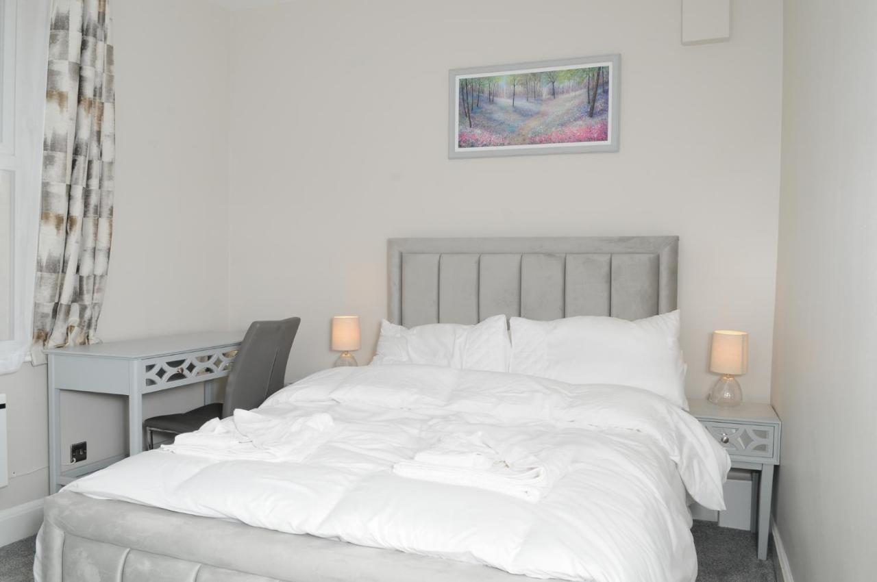 Luxury 5 Star Apartments, Parking, Garden, Near Metro Stations 10-15Mins To London Exterior photo