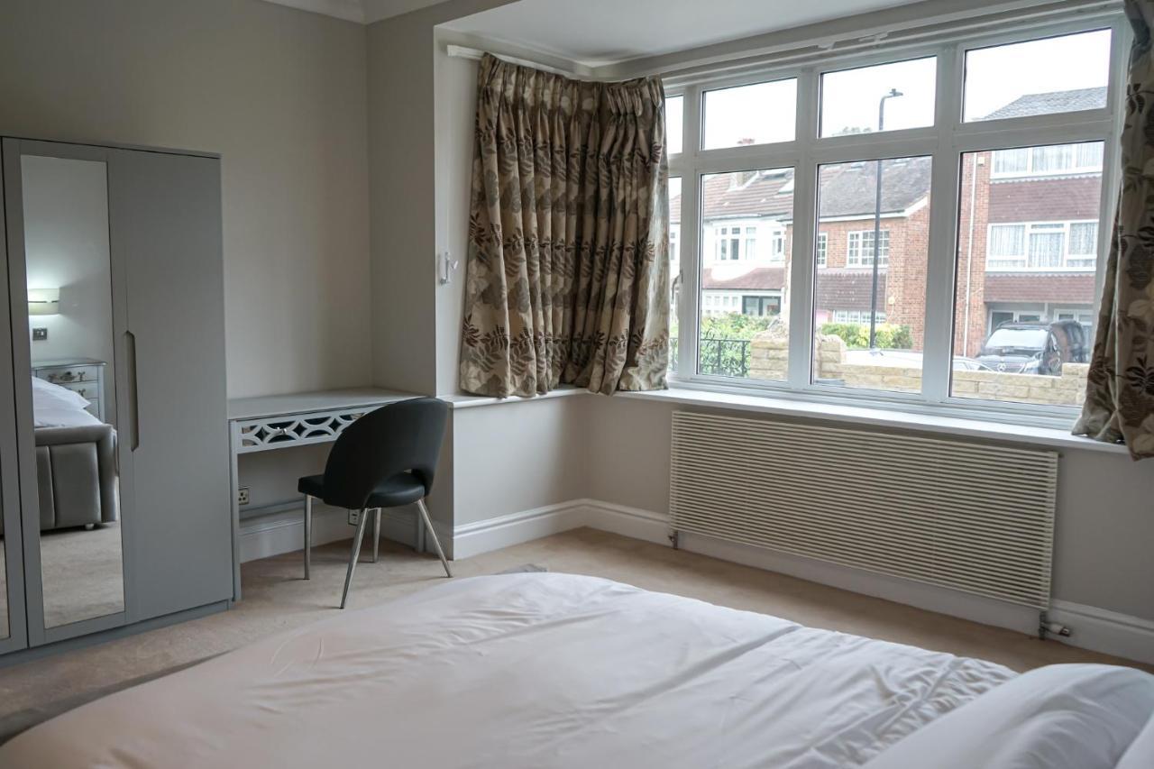 Luxury 5 Star Apartments, Parking, Garden, Near Metro Stations 10-15Mins To London Exterior photo