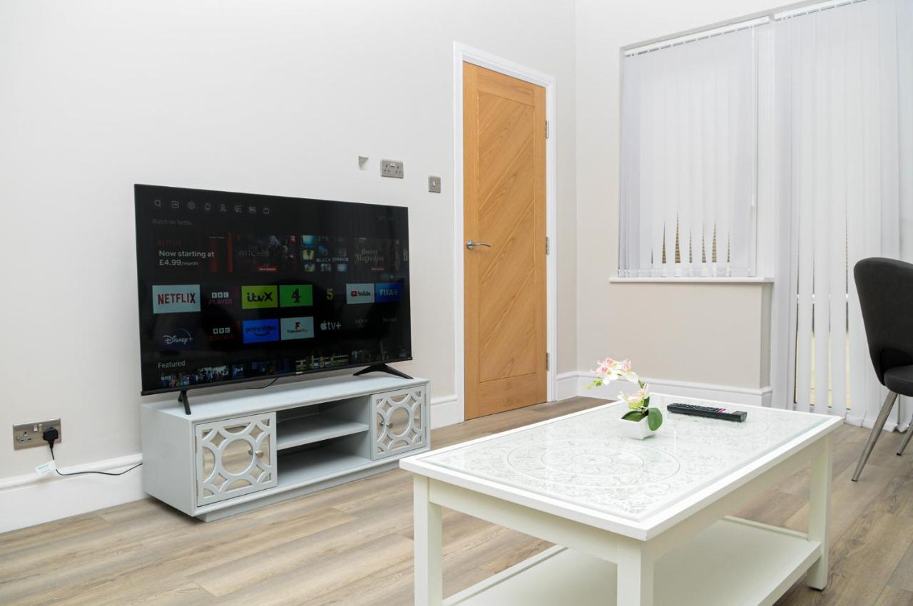Luxury 5 Star Apartments, Parking, Garden, Near Metro Stations 10-15Mins To London Exterior photo