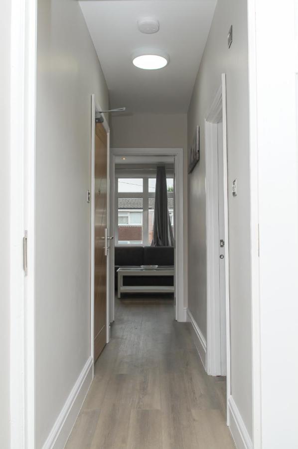Luxury 5 Star Apartments, Parking, Garden, Near Metro Stations 10-15Mins To London Exterior photo