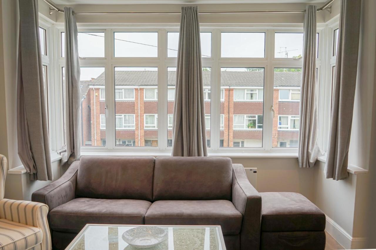 Luxury 5 Star Apartments, Parking, Garden, Near Metro Stations 10-15Mins To London Exterior photo
