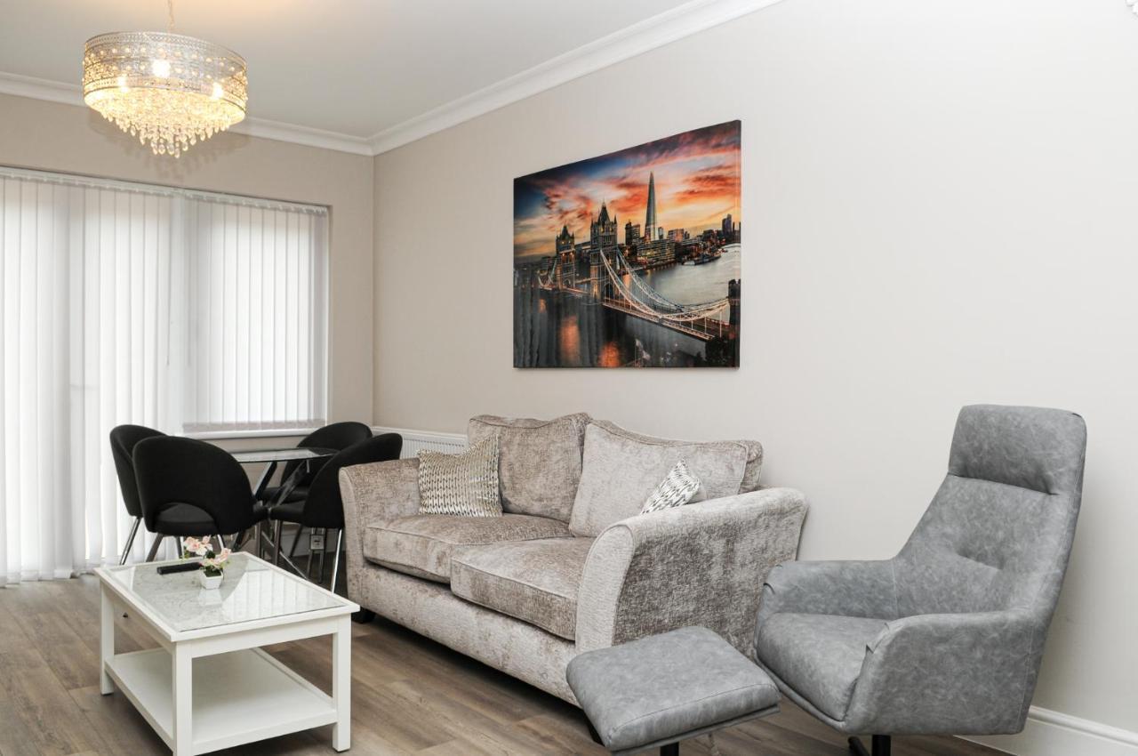 Luxury 5 Star Apartments, Parking, Garden, Near Metro Stations 10-15Mins To London Exterior photo