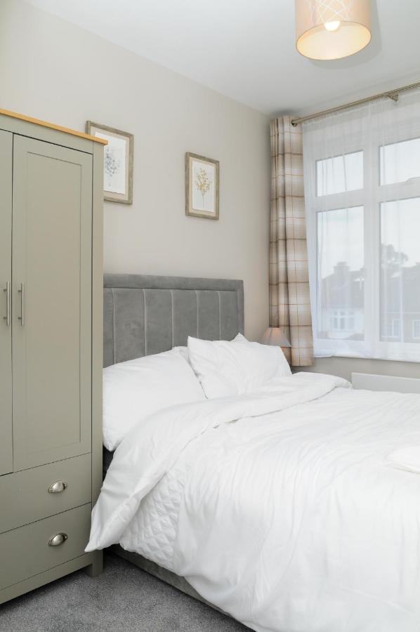 Luxury 5 Star Apartments, Parking, Garden, Near Metro Stations 10-15Mins To London Exterior photo