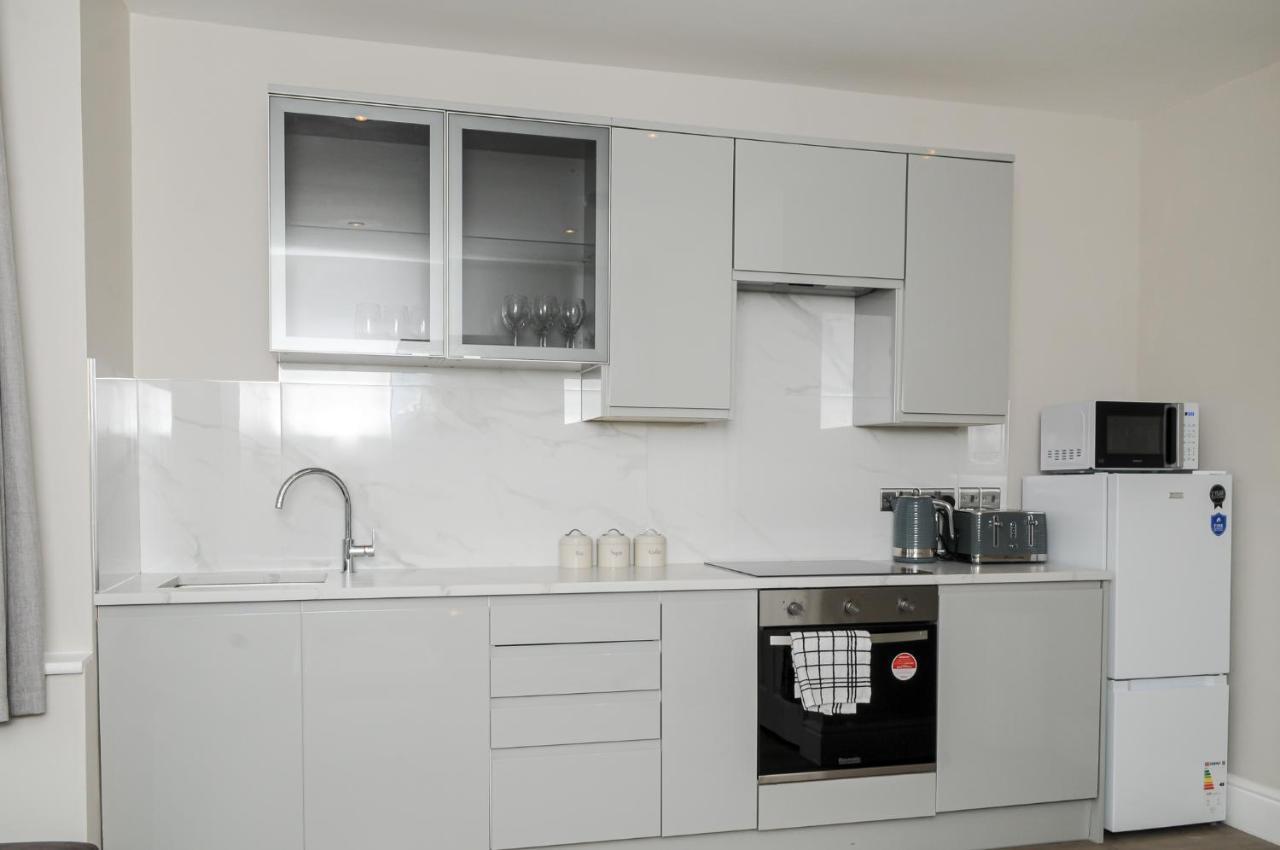 Luxury 5 Star Apartments, Parking, Garden, Near Metro Stations 10-15Mins To London Exterior photo