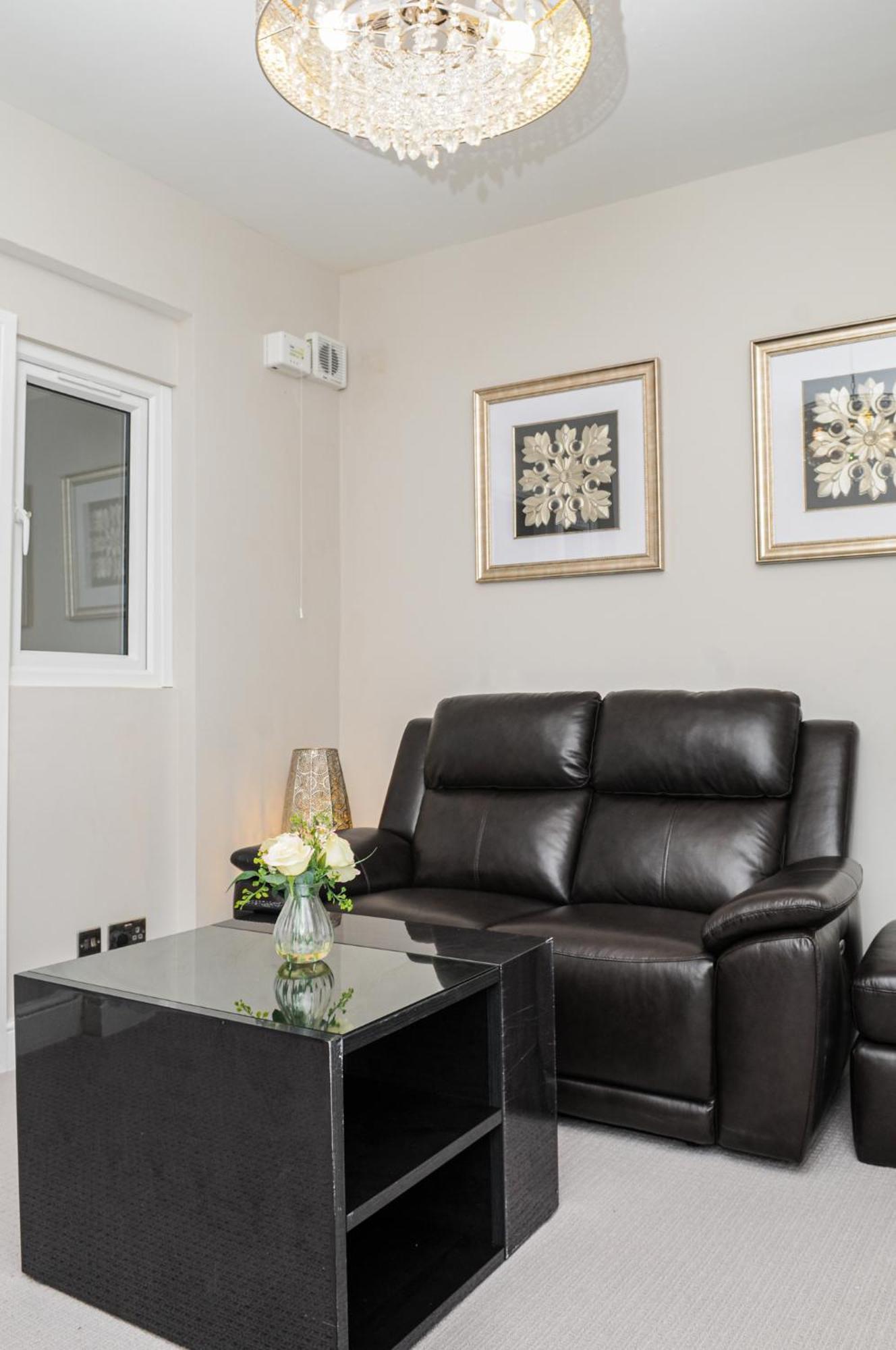 Luxury 5 Star Apartments, Parking, Garden, Near Metro Stations 10-15Mins To London Exterior photo