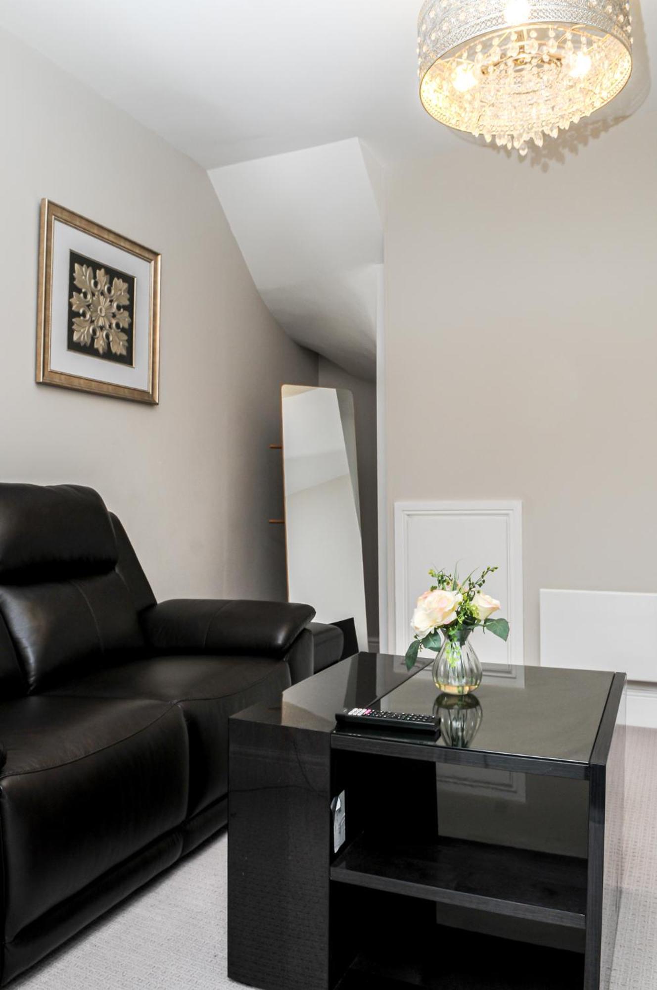 Luxury 5 Star Apartments, Parking, Garden, Near Metro Stations 10-15Mins To London Exterior photo
