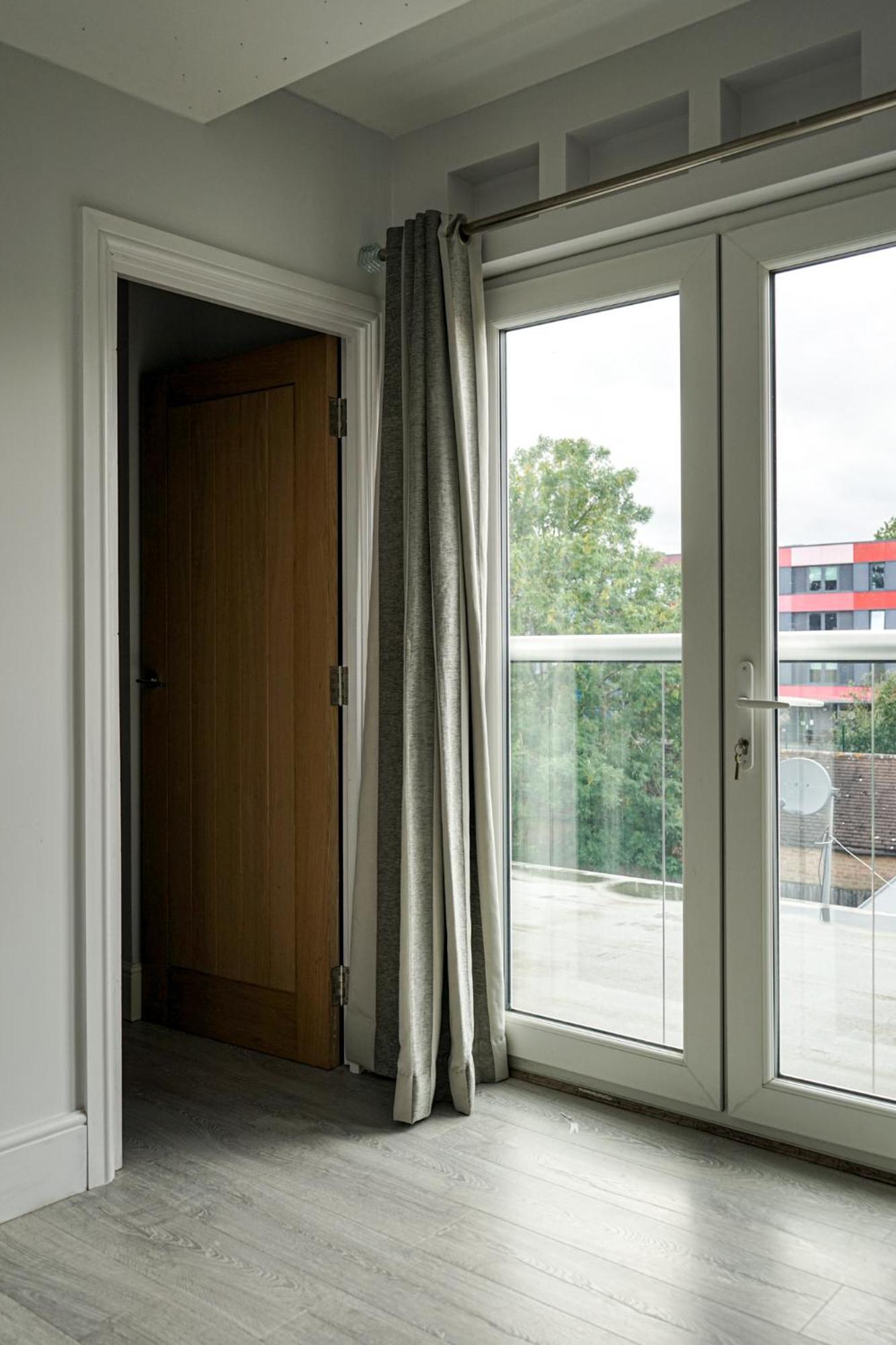 Luxury 5 Star Apartments, Parking, Garden, Near Metro Stations 10-15Mins To London Exterior photo