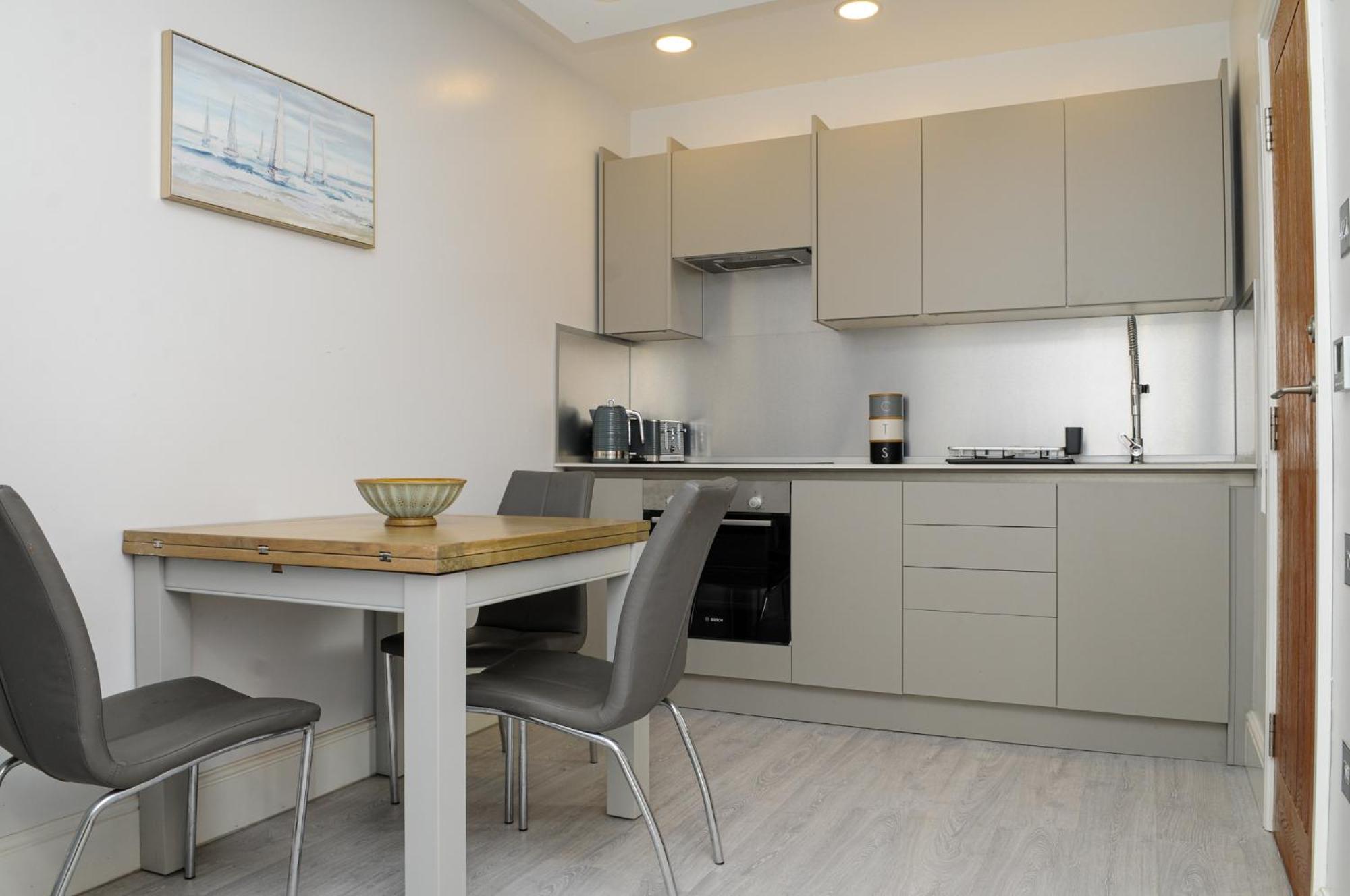 Luxury 5 Star Apartments, Parking, Garden, Near Metro Stations 10-15Mins To London Exterior photo