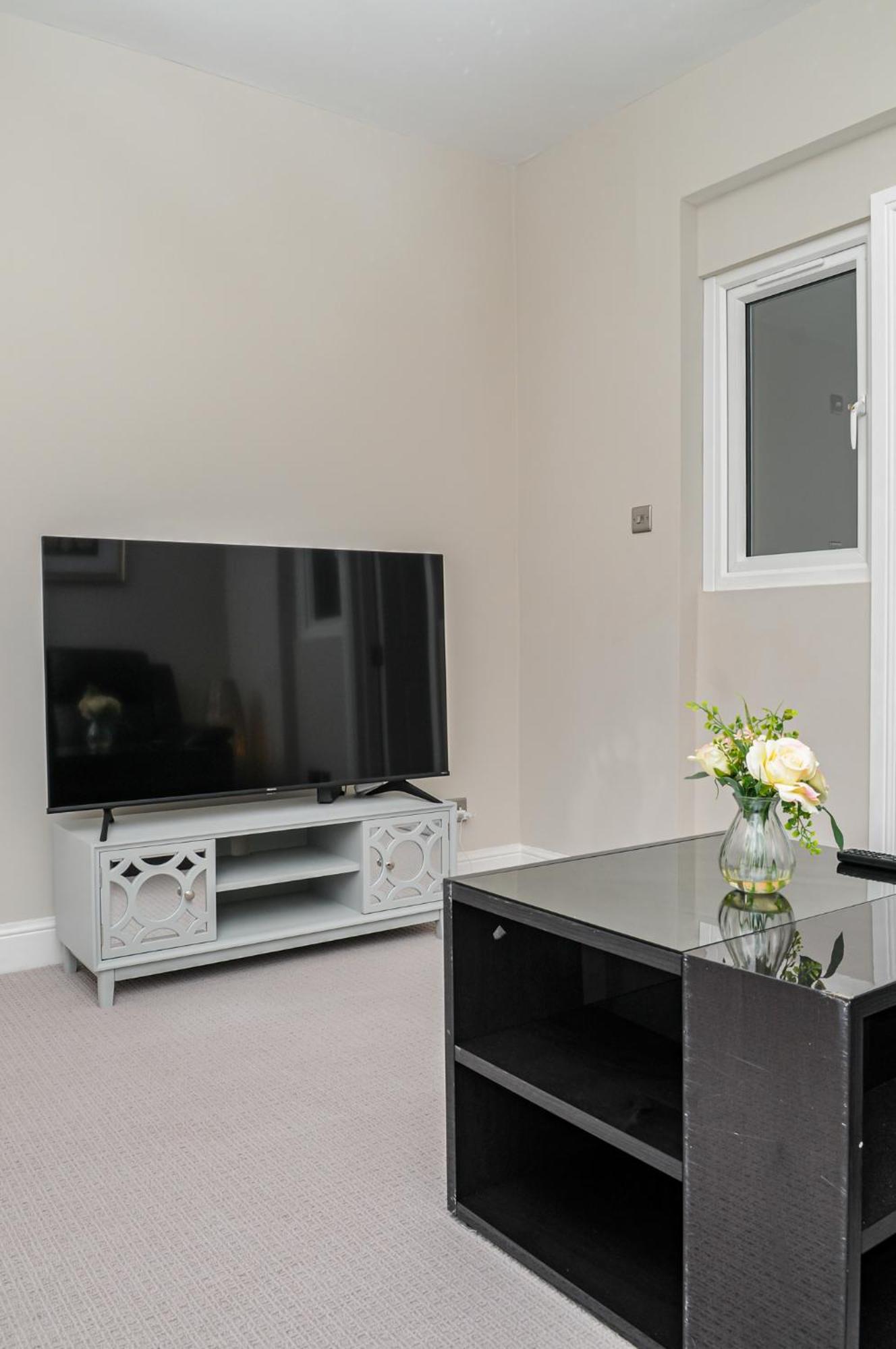 Luxury 5 Star Apartments, Parking, Garden, Near Metro Stations 10-15Mins To London Exterior photo