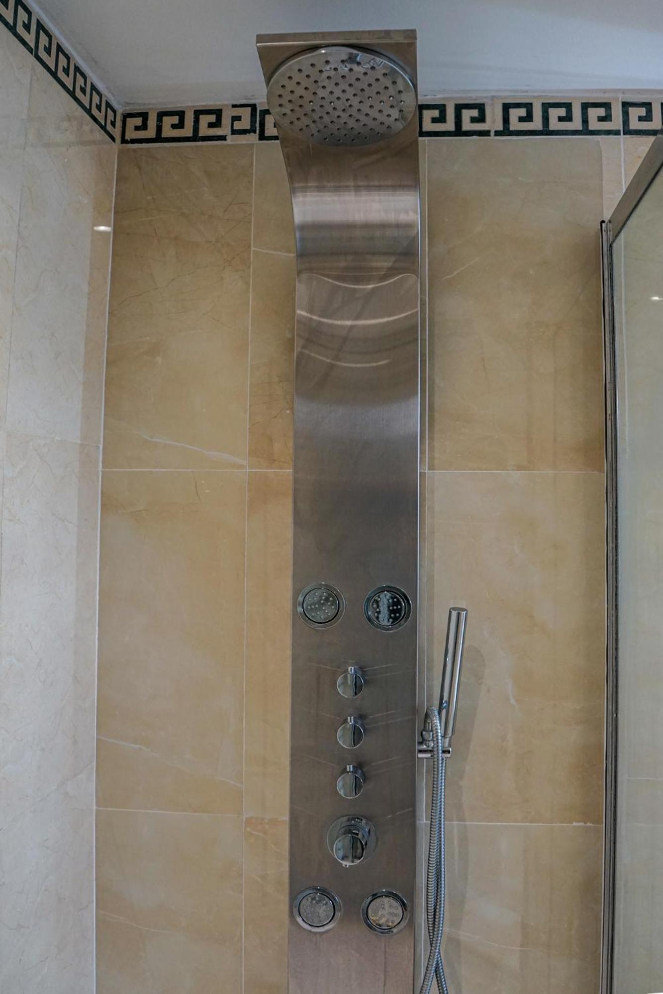 Luxury 5 Star Apartments, Parking, Garden, Near Metro Stations 10-15Mins To London Exterior photo