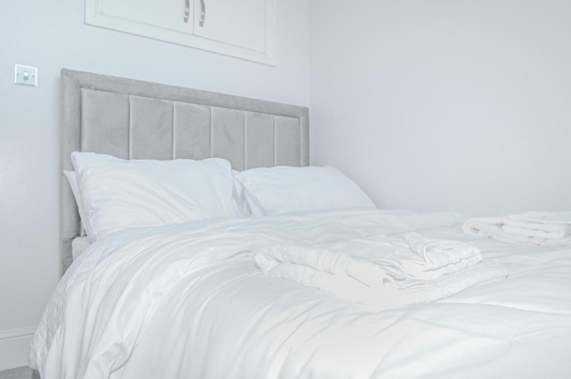 Luxury 5 Star Apartments, Parking, Garden, Near Metro Stations 10-15Mins To London Exterior photo
