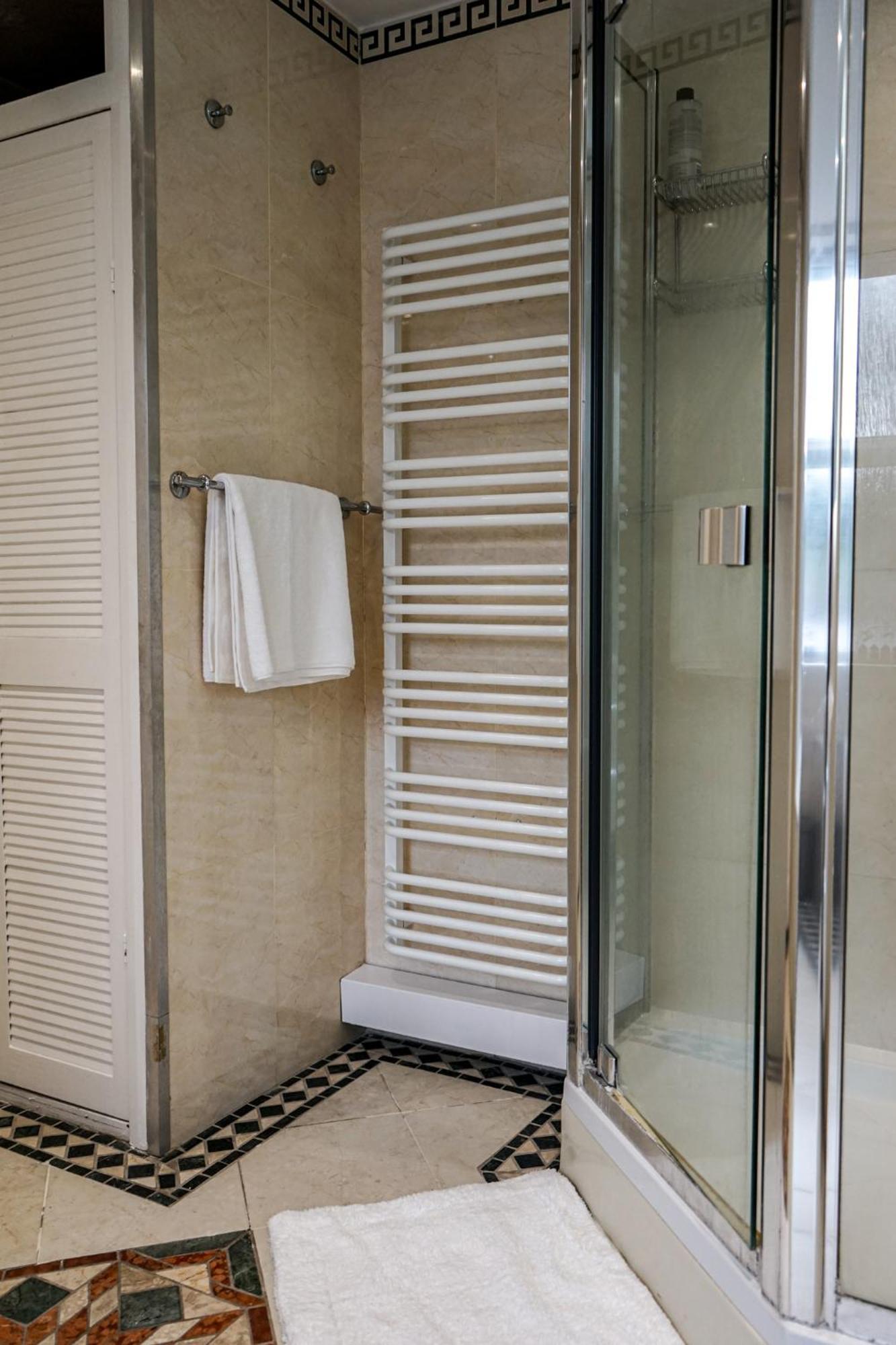 Luxury 5 Star Apartments, Parking, Garden, Near Metro Stations 10-15Mins To London Exterior photo